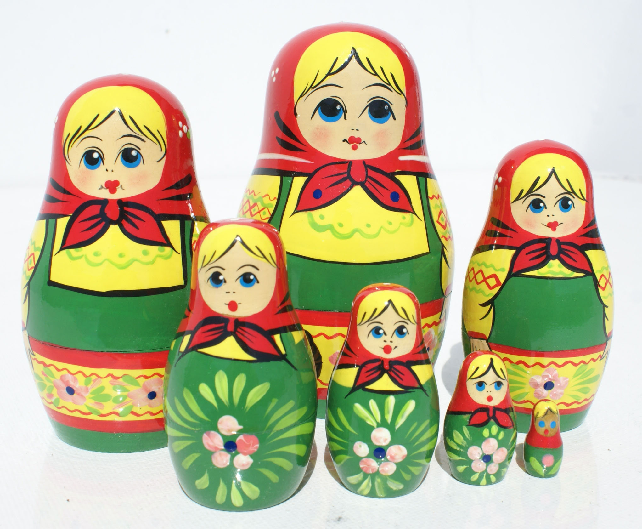 Traditional Russian Matryoshka Doll Wooden Nesting Stacking Hand Painted Babushka 7pc 18 95